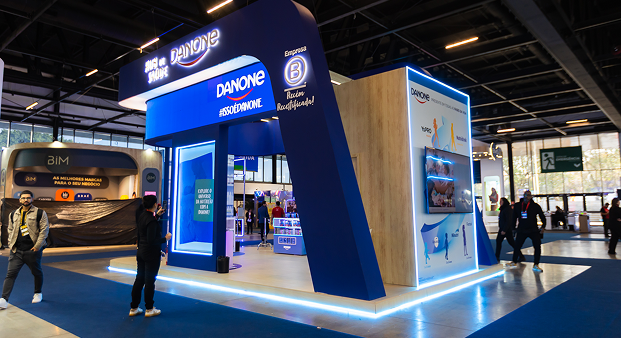 Estande Danone com visitantes durante o evento
