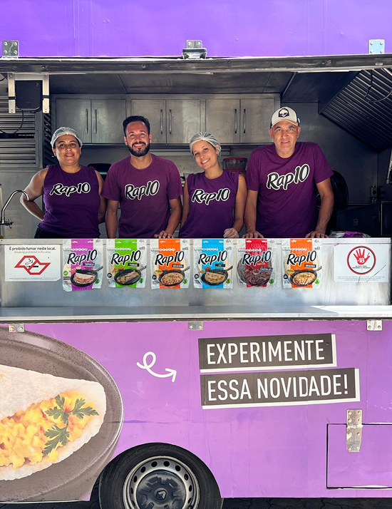 Equipe RAP10 no food truck com o portfólio de produtos
