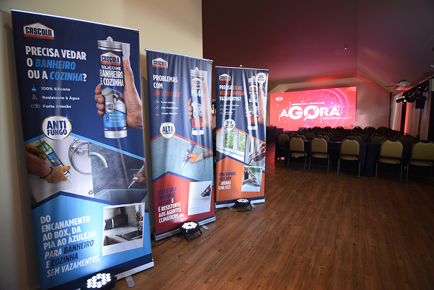 Banners dos produtos Cascola expostos no evento