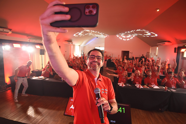 Participante fazendo selfie com a plateia da convenção