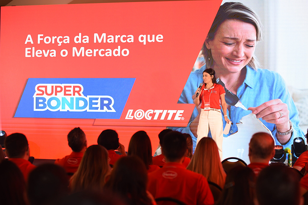 Painel de LED exibindo a marca Super Bonder e Loctite