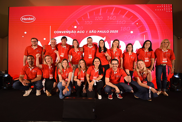 Time Henkel reunido no palco da convenção