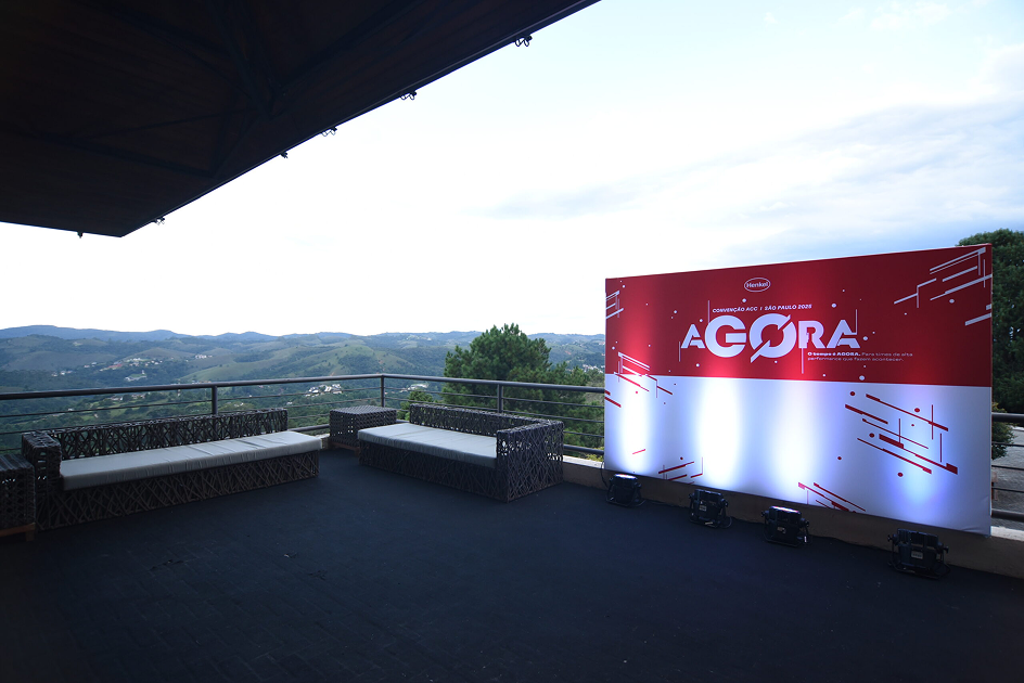 Palco externo com painel de LED da Convenção ACC
