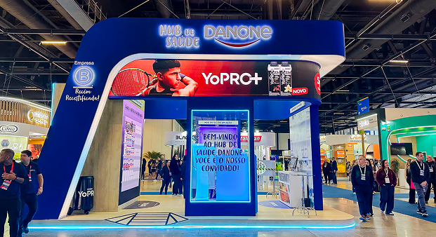 Fachada do Hub de Saúde Danone com painel YoPRO+
