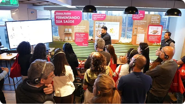 Plateia acompanhando as experiências