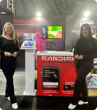 Equipe no estande SanDisk na Filmecon