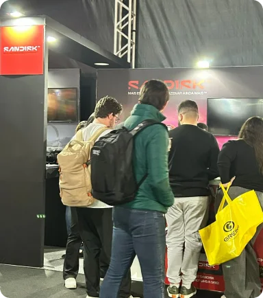 Público visitando o estande
