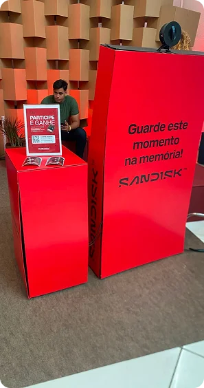 Balcão vermelho de retirada do kit